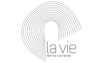 Zu sehen ist das Logo der Marke "La Vie", geschwungene Linien im Dreiviertel-Kreis und die Worte "La Vie" und "Merino und Seide".